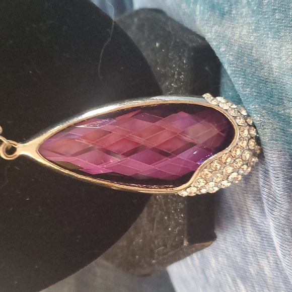 This a long necklace with a very pretty purple stone - Picture 1 of 3